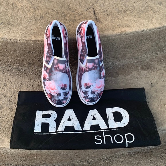 NWT RAAD Brand Super Awesome Women’s Slip On Skull/Roses Shoes, Size 10.5 - Picture 2 of 7
